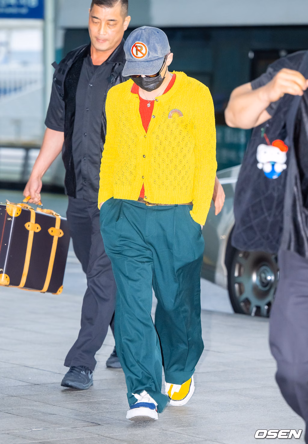 G-Dragon mặc áo đỏ - vàng khởi hành sang Việt Nam, đúng là sự tinh tế của1 'ông hoàng Kpop' -5 G-Dragon mặc áo đỏ - vàng khởi hành sang Việt Nam, đúng là sự tinh tế của1 'ông hoàng Kpop' -5