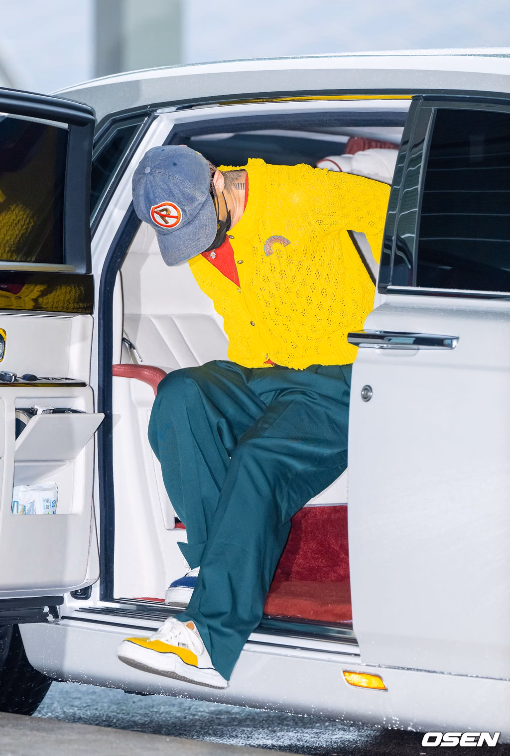 G-Dragon mặc áo đỏ - vàng khởi hành sang Việt Nam, đúng là sự tinh tế của1 'ông hoàng Kpop' -1 G-Dragon mặc áo đỏ - vàng khởi hành sang Việt Nam, đúng là sự tinh tế của1 'ông hoàng Kpop' -1