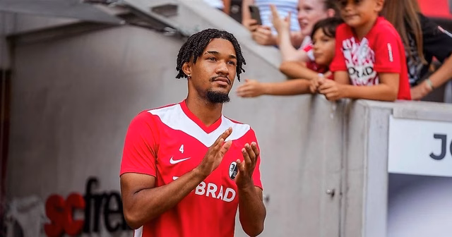 Kenneth Schmidt trong màu áo SC Freiburg Kenneth Schmidt trong màu áo SC Freiburg