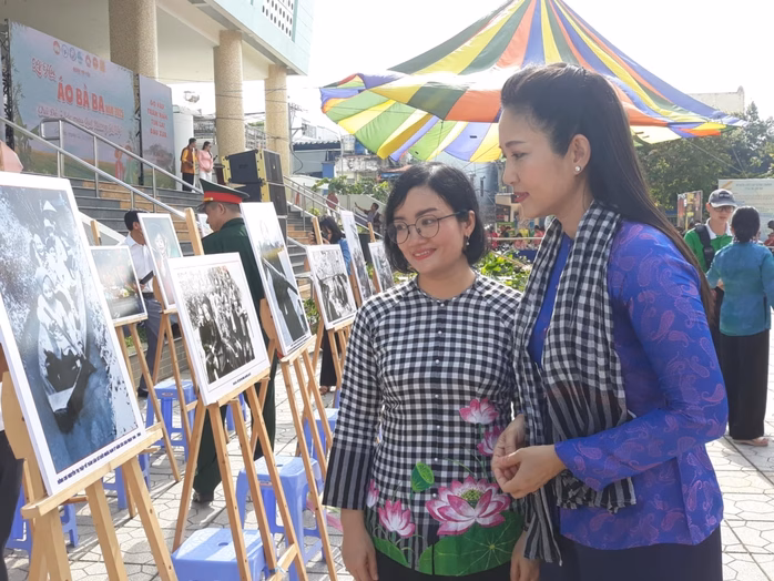 Đoàn đại biểu thưởng lãm triển lãm ảnh đẹp Áo bà ba qua các thời kỳ Đoàn đại biểu thưởng lãm triển lãm ảnh đẹp Áo bà ba qua các thời kỳ