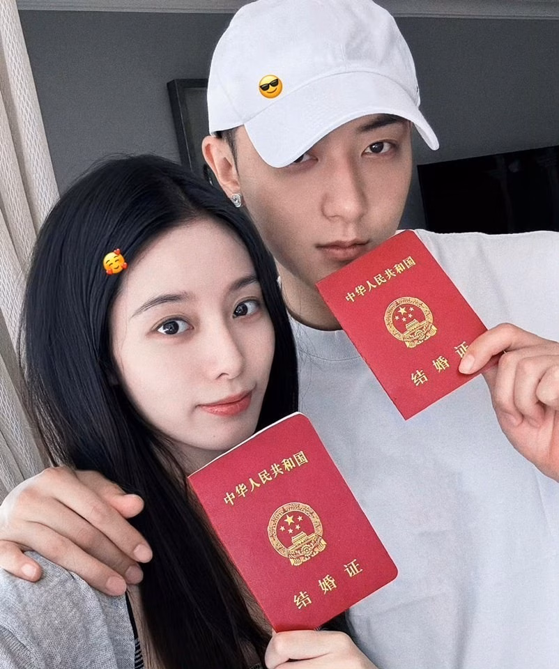 'Lộ diện' hình ảnh nghi vấn con đầu lòng của đôi vợ chồng hot Cbiz -3 'Lộ diện' hình ảnh nghi vấn con đầu lòng của đôi vợ chồng hot Cbiz -3