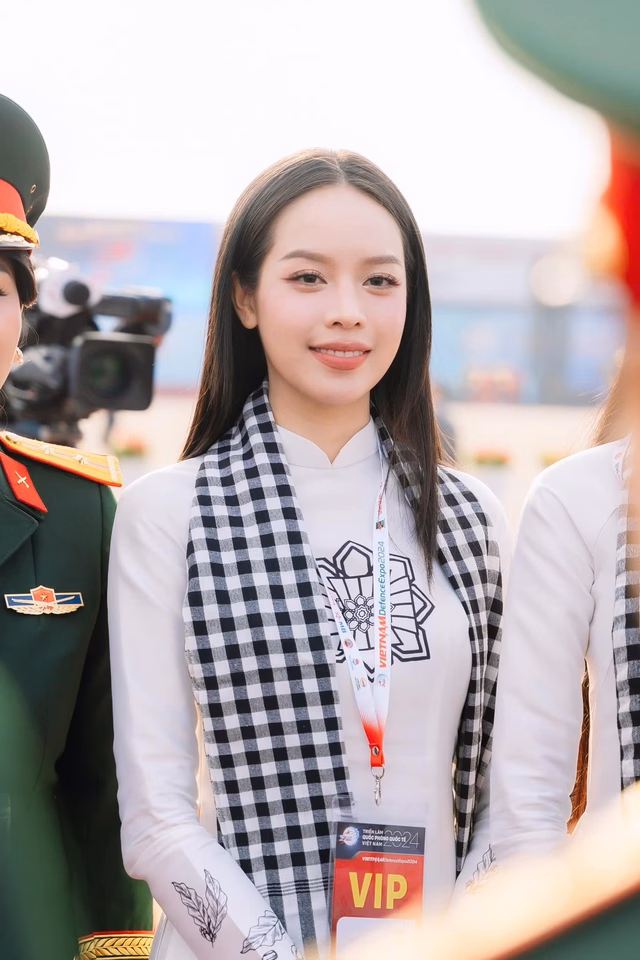 Hoa hậu Thanh Thủy được nhận bằng khen Hoa hậu Thanh Thủy được nhận bằng khen
