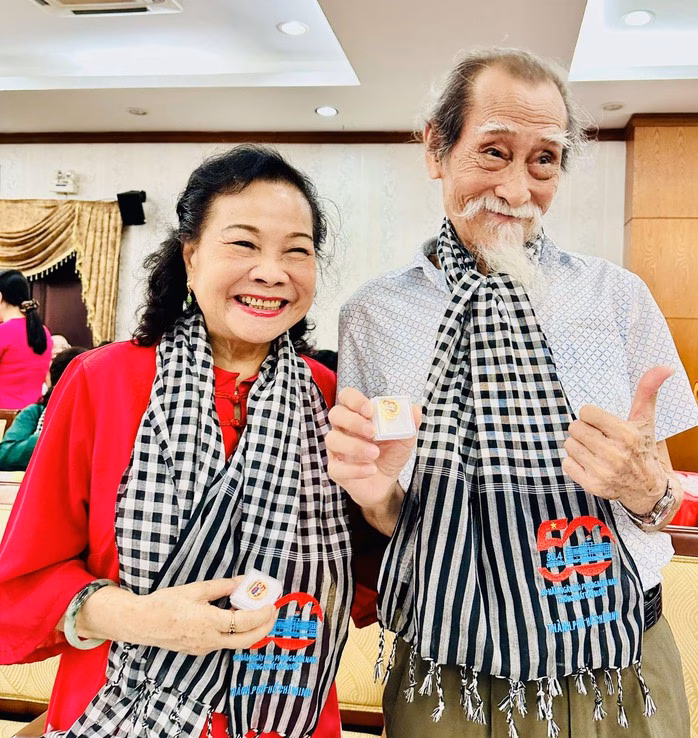 Vợ chồng Nhà giáo ưu tú Mạnh Dung và NSƯT Thanh Dậu phấn khởi đón nhận huy hiệu Vợ chồng Nhà giáo ưu tú Mạnh Dung và NSƯT Thanh Dậu đón nhận huy hiệu