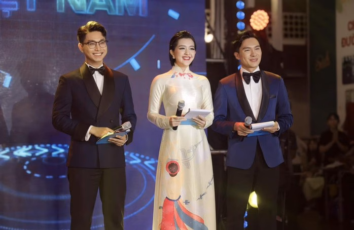 Từ trái sang: MC Quốc Trí, Quản Hân, và Trọng Hiền Từ trái sang: MC Quốc Trí, Quản Hân, và Trọng Hiền