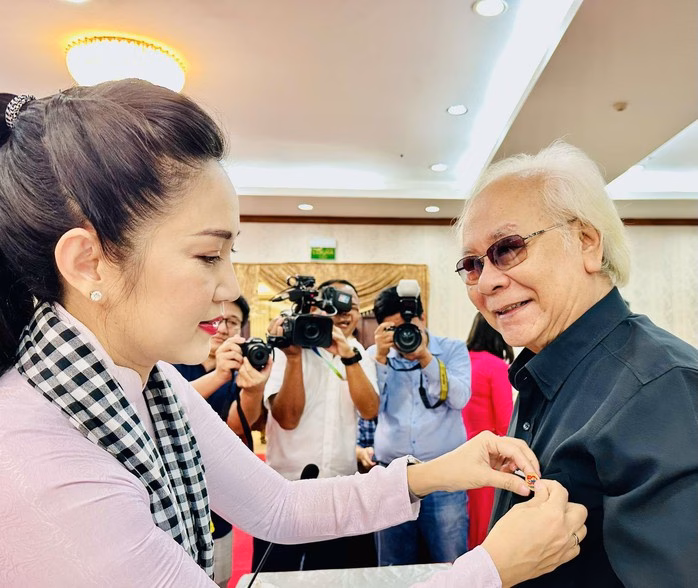NSND Nguyễn Thị Thanh Thúy trao huy hiệu 50 năm thống nhất đất nước cho nhạc sĩ Trần Xuân Tiến NSND Nguyễn Thị Thanh Thúy trao huy hiệu cho nhạc sĩ Trần Xuân Tiến