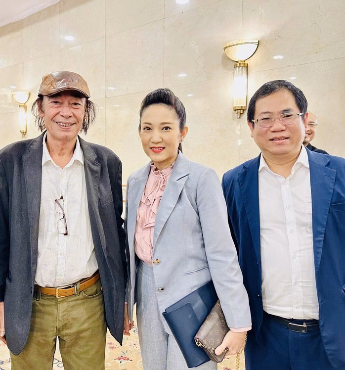 Từ trái sang: NSND Đào Bá Sơn, NSND Nguyễn Thị Thanh thúy - Phó Giám đốc Sở VH-TT TP HCM và ông Hoàng Quốc Việt – Chủ tịch Tập đoàn Chairman of the Group Từ trái sang: NSND Đào Bá Sơn, NSND Nguyễn Thị Thanh thúy - Phó Giám đốc Sở VH-TT TP HCM và ông Hoàng Quốc Việt – Chủ tịch Tập đoàn Chairman of the Group