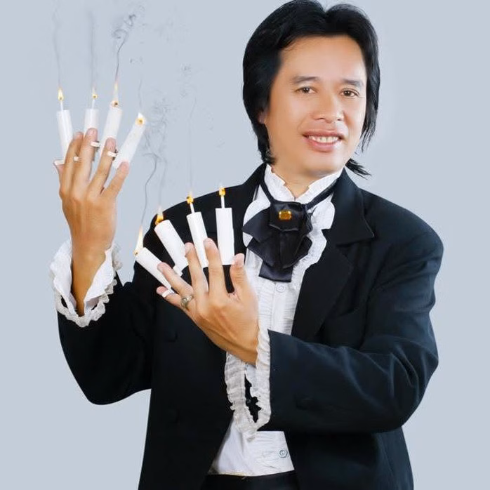 Nghệ sĩ ảo thuật Trần Ngọc Talo Nghệ sĩ ảo thuật Trần Ngọc Talo biểu diễn tiết mục biến hóa 10 ngọn nến