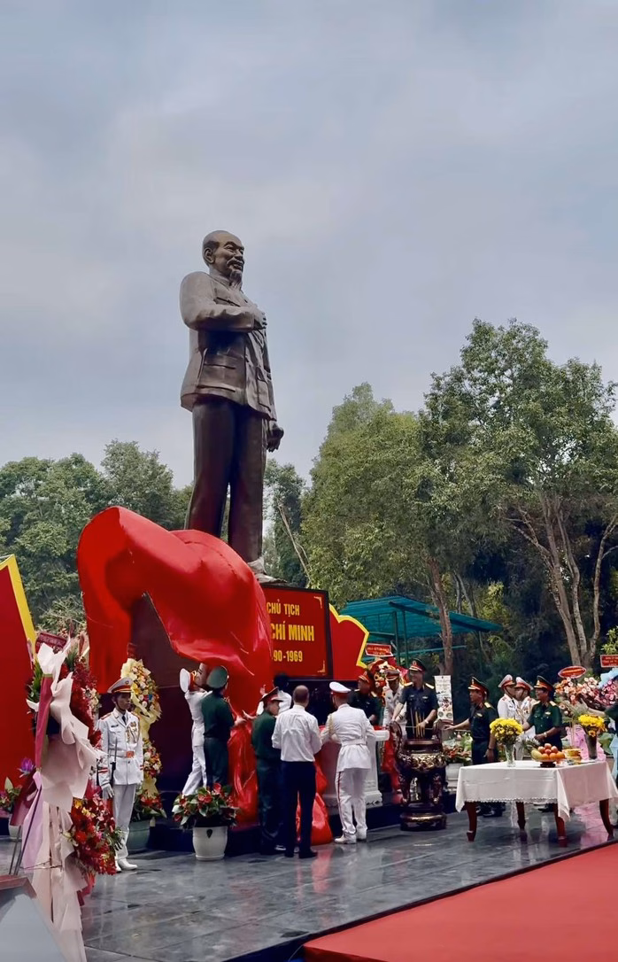 Lễ khánh thành Tượng đài Chủ tịch Hồ Chí Minh Lễ khánh thành Tượng đài Chủ tịch Hồ Chí Minh tại Đền Bến Dược