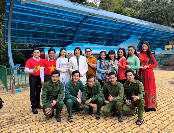 Các nghệ sĩ Nhà hát Trần Hữu Trang Các nghệ sĩ Nhà hát Trần Hữu Trang tại lễ khánh thành