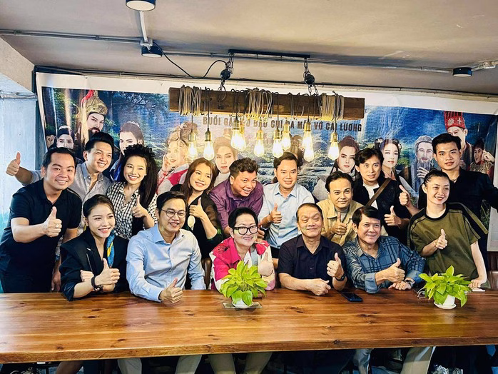 NSƯT Hoa Hạ và các nghệ sĩ trẻ NSƯT Hoa Hạ và các nghệ sĩ trẻ trong vở 'Gánh cỏ Sông Hàn'