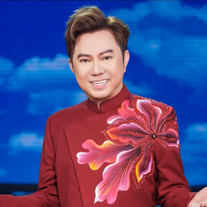 Ca sĩ Quốc Đại Ca sĩ Quốc Đại biểu diễn trong lễ hội