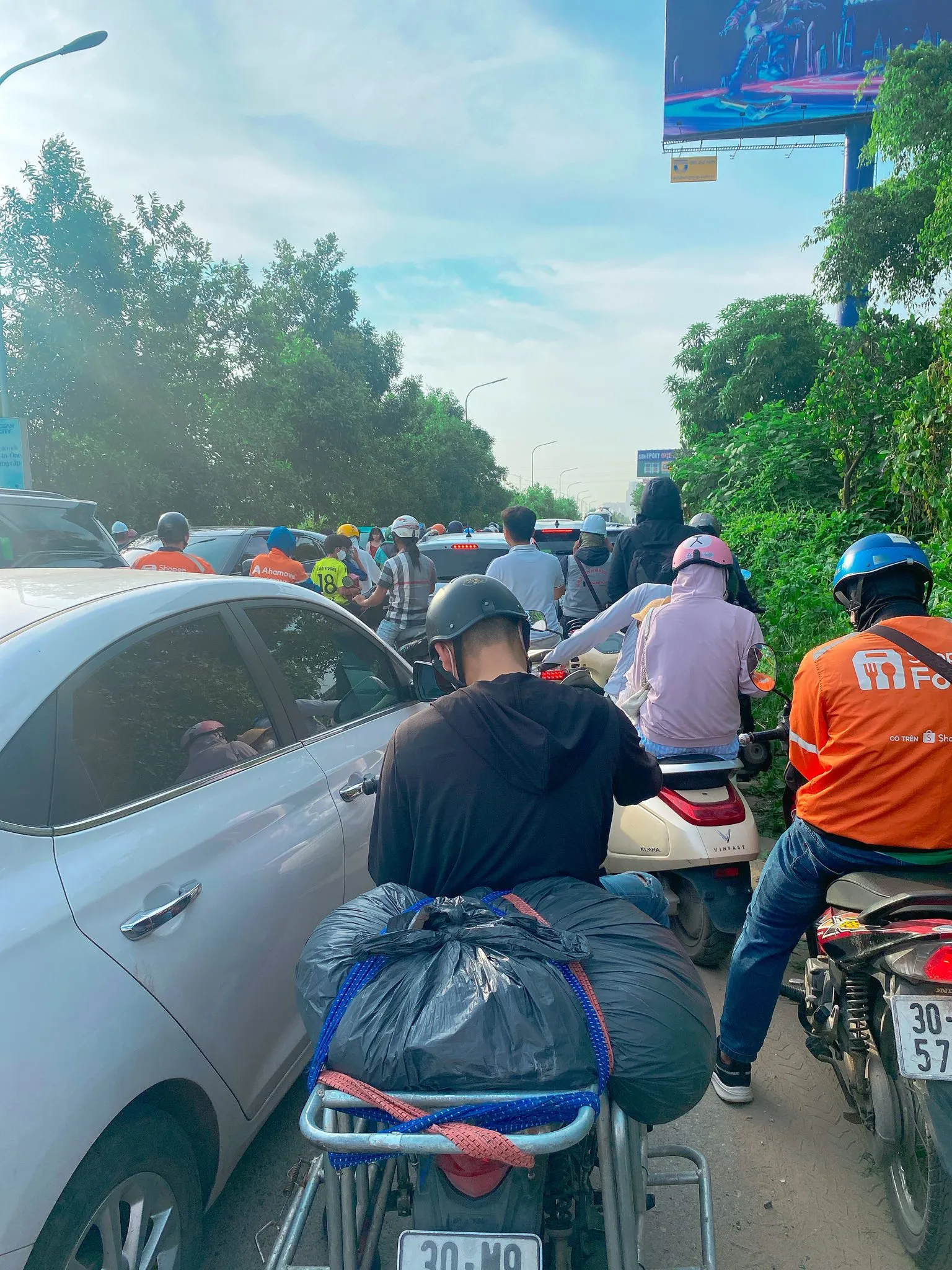 Ôtô và dòng người Ôtô và dòng người nối đuôi