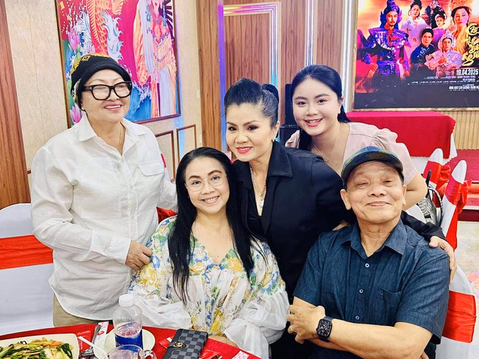 NSƯT Tú Sương và đạo diễn Hoa Hạ trong buổi họp mặt NSƯT Tú Sương và đạo diễn Hoa Hạ