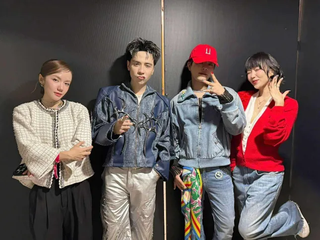 Phương Ly cùng các nghệ sĩ đứng đợi chờ chụp ảnh cùng G-Dragon Phương Ly cùng các nghệ sĩ đứng đợi chờ chụp ảnh cùng G-Dragon