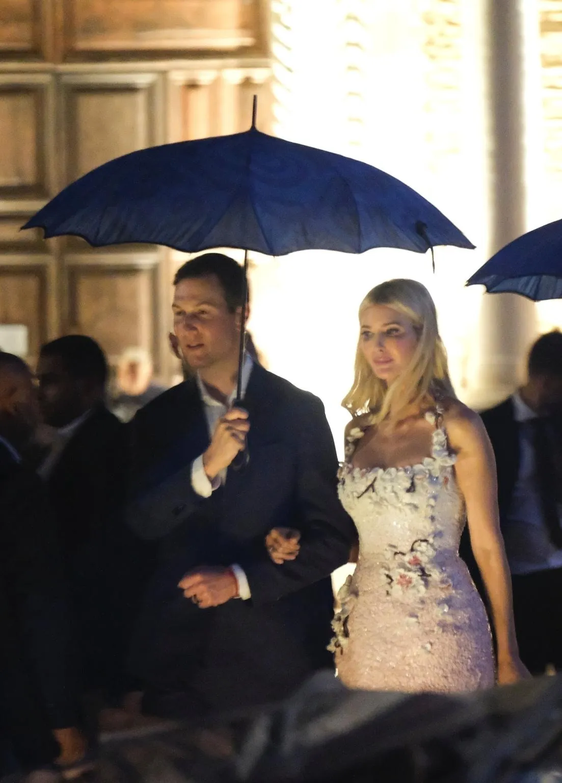 Ivanka Trump rời khỏi nhà hàng Ivanka Trump rời khỏi nhà hàng