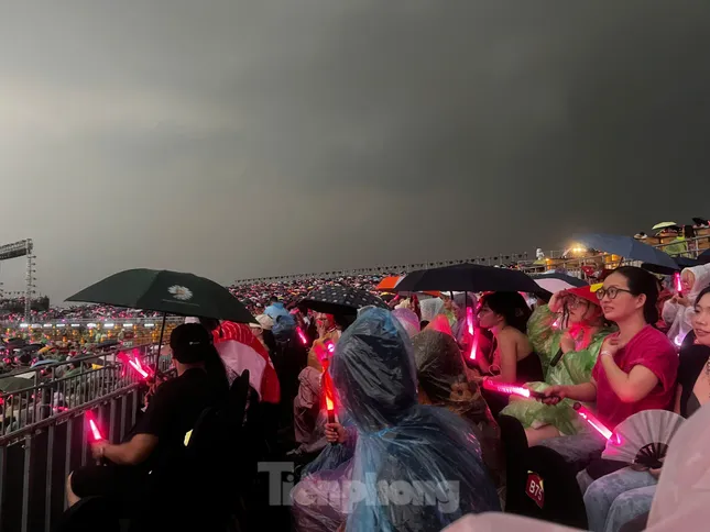 Khán giả tại concert Anh trai vượt ngàn chông gai Khán giả tại concert Anh trai vượt ngàn chông gai