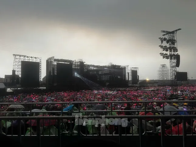 Khán giả tại concert Anh trai vượt ngàn chông gai Khán giả tại concert Anh trai vượt ngàn chông gai