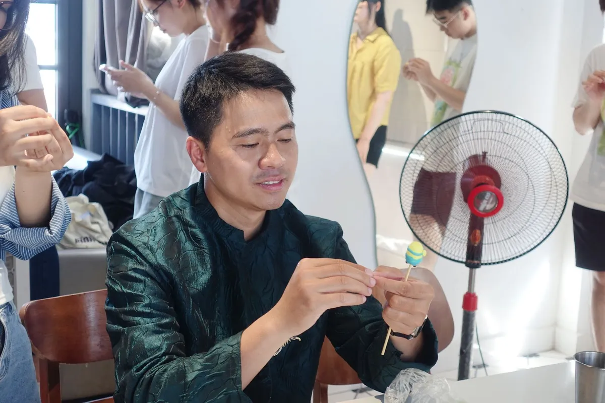 Người trẻ Hà Nội lan toạ văn hoá Việt qua hoạt động nặn tò he - Ảnh2. Người trẻ Hà Nội lan toả văn hoá Việt qua hoạt động nặn tò he - Ảnh2.
