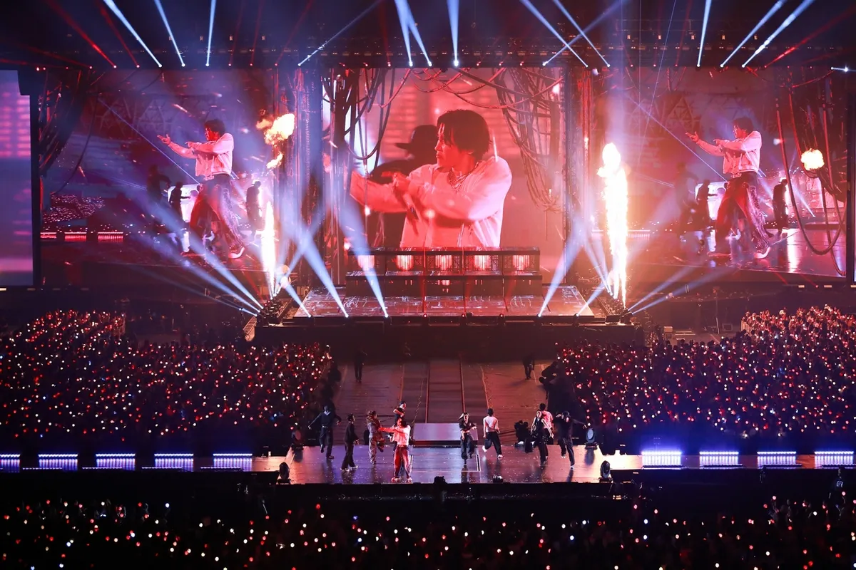 J-Hope biểu diễn trong buổi hòa nhạc solo J-Hope biểu diễn trong buổi hòa nhạc solo tại Kyocera Dome Osaka