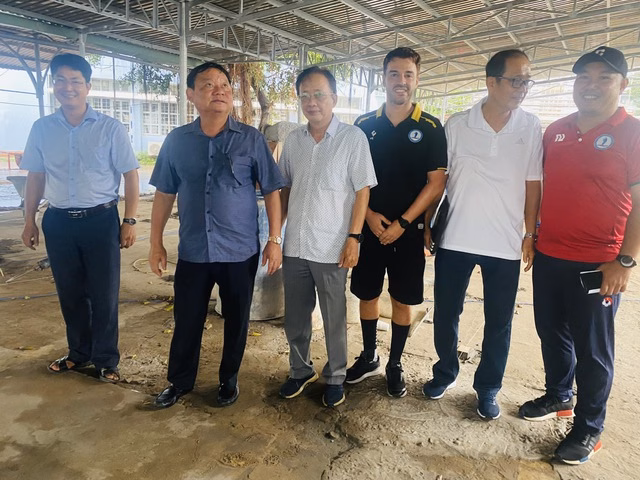 Thầy Hồ Văn Thống và ông Ngô Bé khảo sát sân vận động Thầy Hồ Văn Thống và ông Ngô Bé khảo sát sân vận động