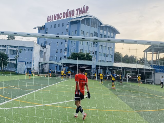 Cầu thủ tập luyện trên sân mới Cầu thủ tập luyện trên sân mới