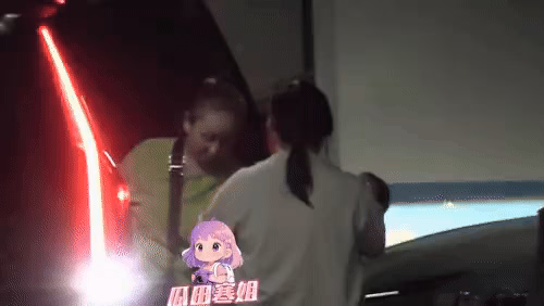 'Lộ diện' hình ảnh nghi vấn con đầu lòng của đôi vợ chồng hot Cbiz 'Lộ diện' hình ảnh nghi vấn con đầu lòng của đôi vợ chồng hot Cbiz