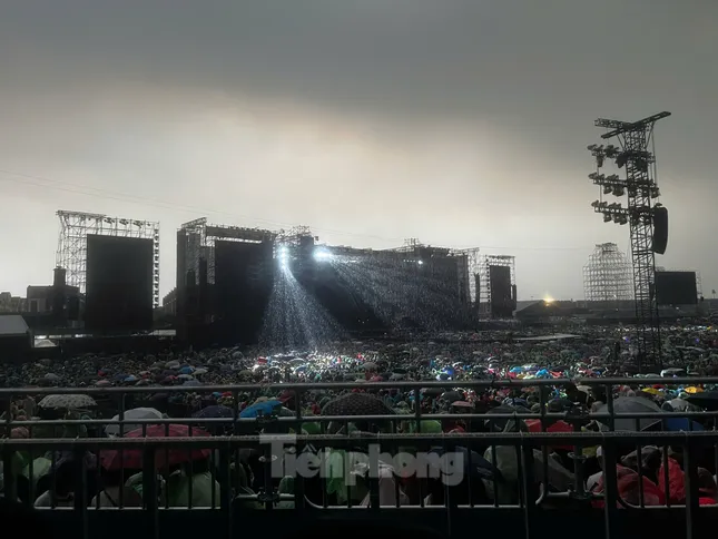 Khán giả tại concert Anh trai vượt ngàn chông gai Khán giả tại concert Anh trai vượt ngàn chông gai