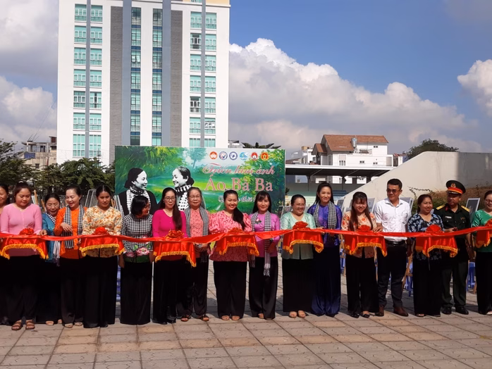 Cùng cắt băng khai mạc Cùng cắt băng khai mạc