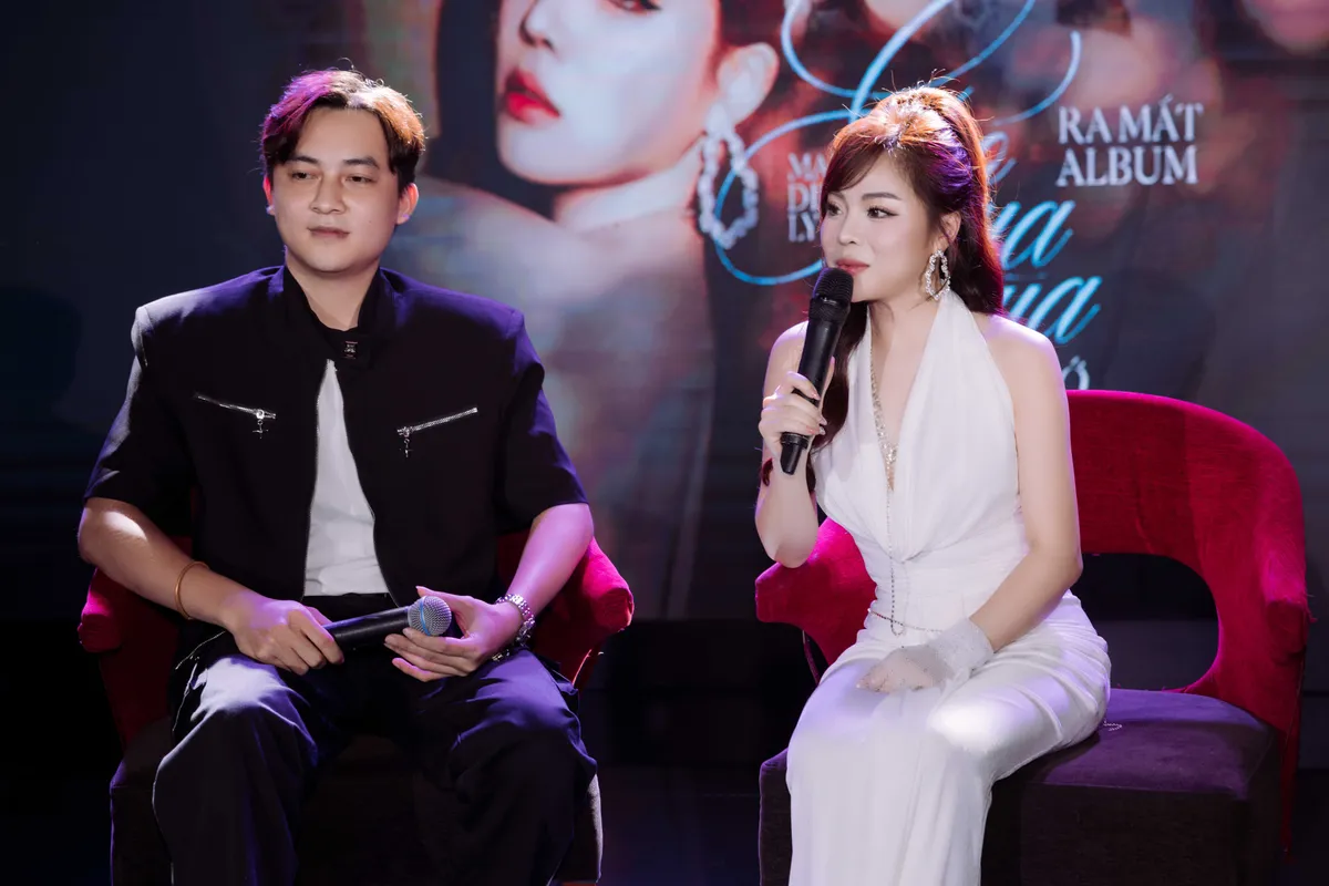 Mai Diệu Ly trình diễn trong buổi giới thiệu album Mai Diệu Ly trình diễn trong buổi giới thiệu album