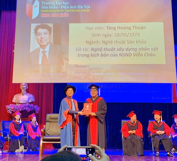 PGS TS Nguyễn Đình Thi trao bằng Thạc sĩ cho đạo diễn Thanh Hiệp PGS TS Nguyễn Đình Thi trao bằng Thạc sĩ cho đạo diễn Thanh Hiệp