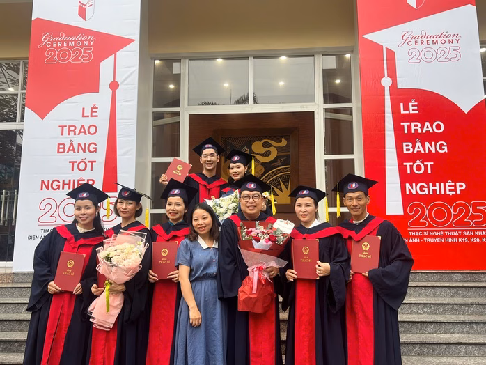 Lớp Thạc sĩ Nghệ thuật Sân khấu và cô Cao Thị Phương Dung Lớp Thạc sĩ Nghệ thuật Sân khấu và cô Cao Thị Phương Dung