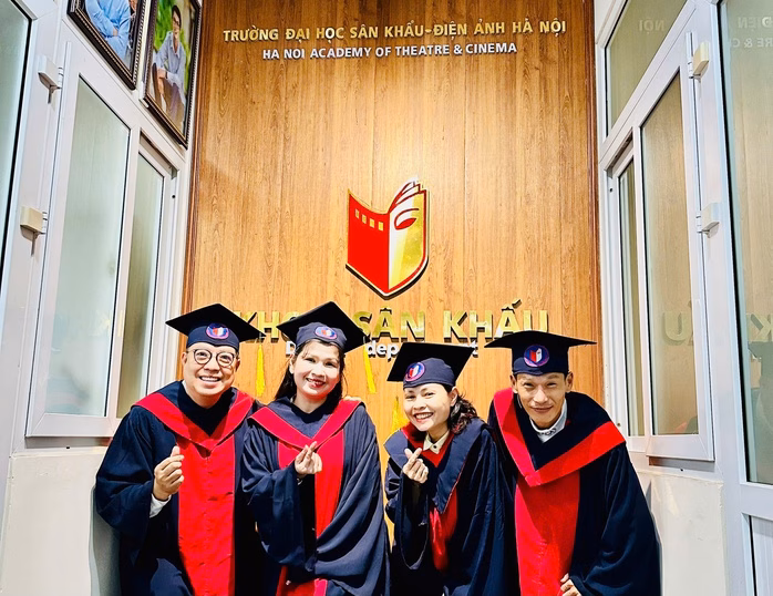 Trịnh Kim Chi, Hạnh Thúy, Thanh Hiệp Trịnh Kim Chi, Hạnh Thúy, Thanh Hiệp trong lễ trao bằng Thạc sĩ nghệ thuật tại Hà Nội