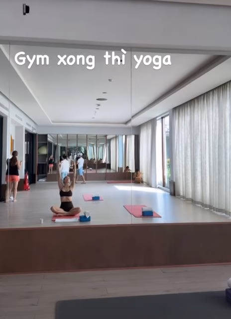 Hồ Ngọc Hà tập yoga Hồ Ngọc Hà tập yoga