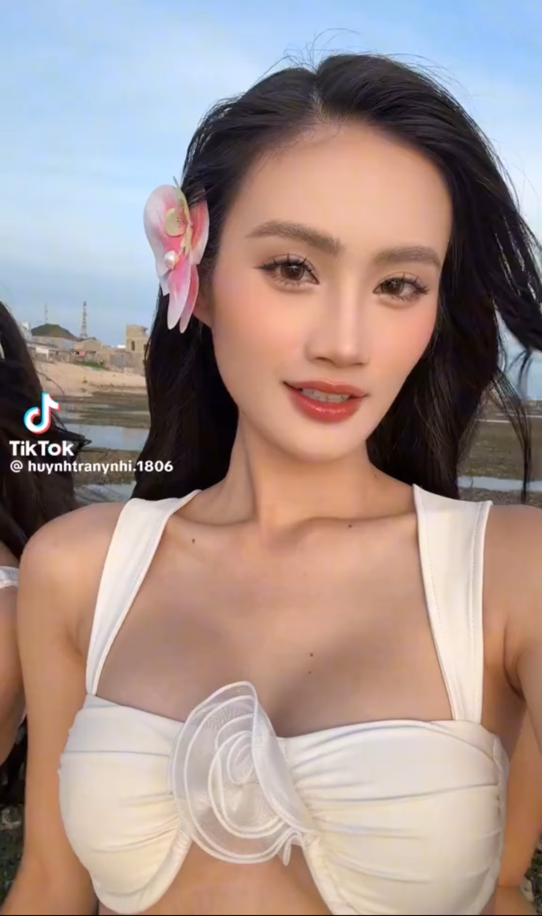 Hoa hậu Ý Nhi check in cùng bạn bè Hoa hậu Ý Nhi check in cùng bạn bè