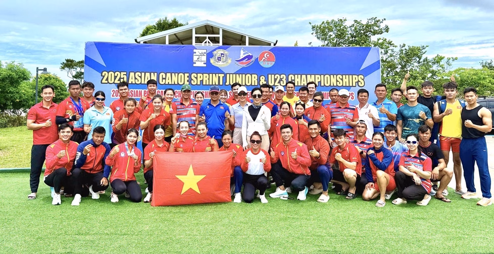 Nguyễn Thị Hương và đồng đội tỏa sáng Nguyễn Thị Hương và đồng đội giành HCV tại giải đua thuyền canoeing
