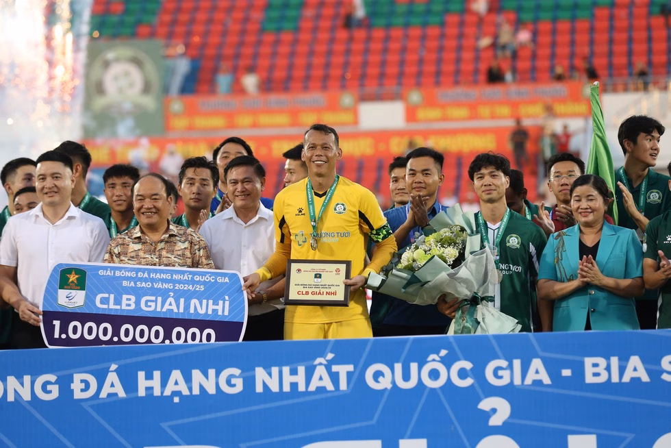 Đội Bình Phước nhận thưởng Đội Bình Phước nhận thưởng 1 tỉ đồng