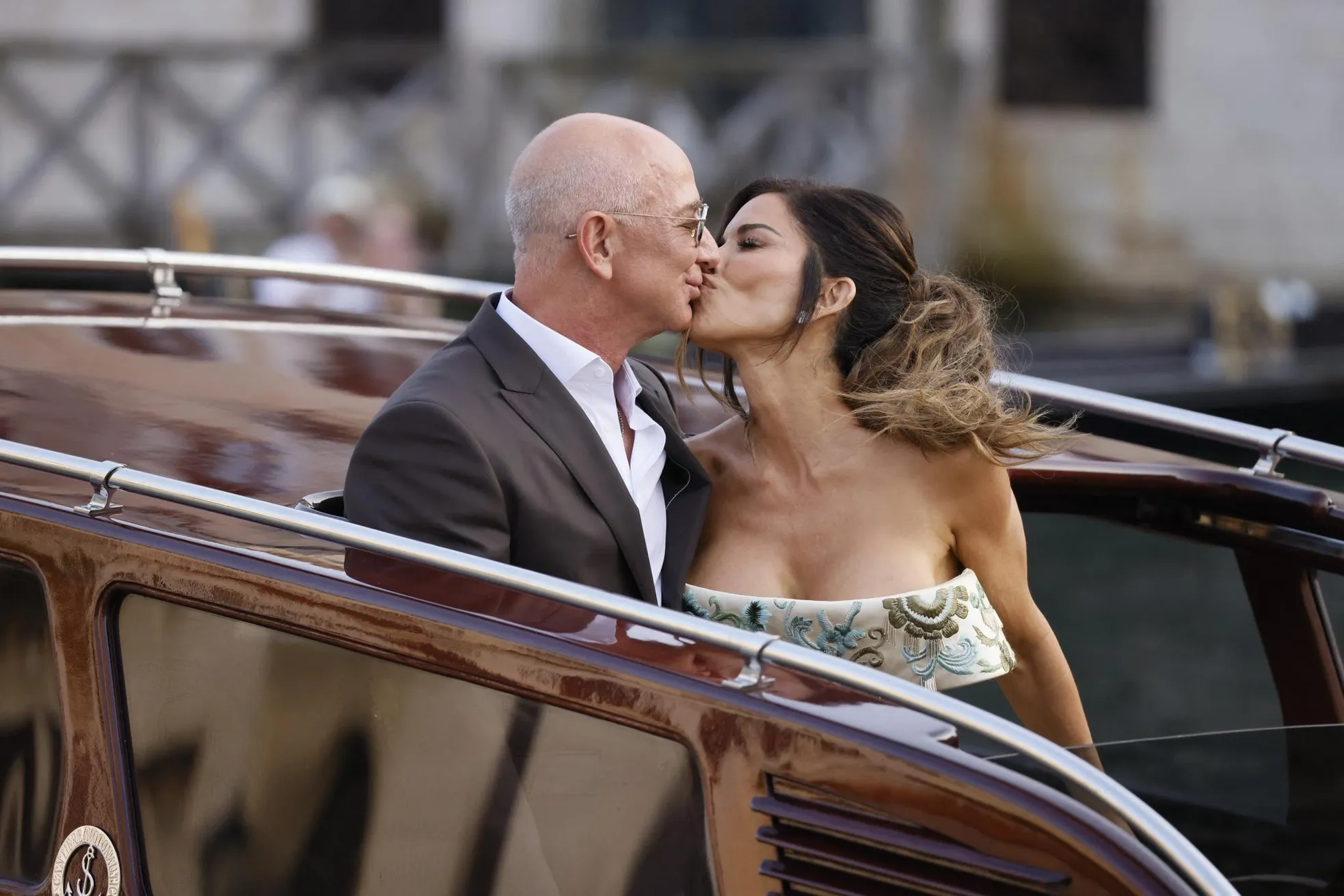 Jeff Bezos và Lauren Sanchez Cặp đôi hôn nhau trên taxi nước