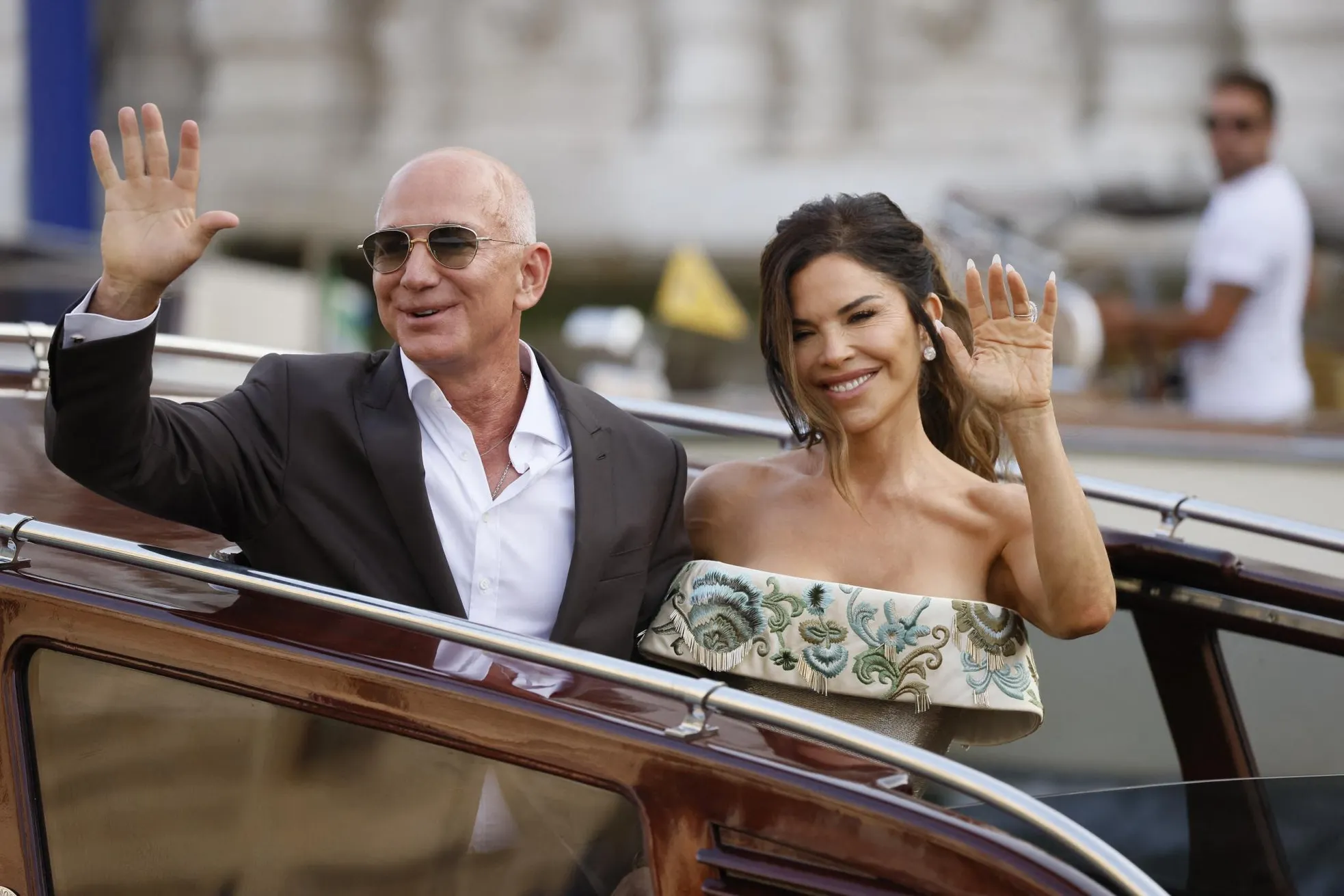 Jeff Bezos và Lauren Sanchez Tỷ phú Jeff Bezos hôn vợ trong lễ cưới
