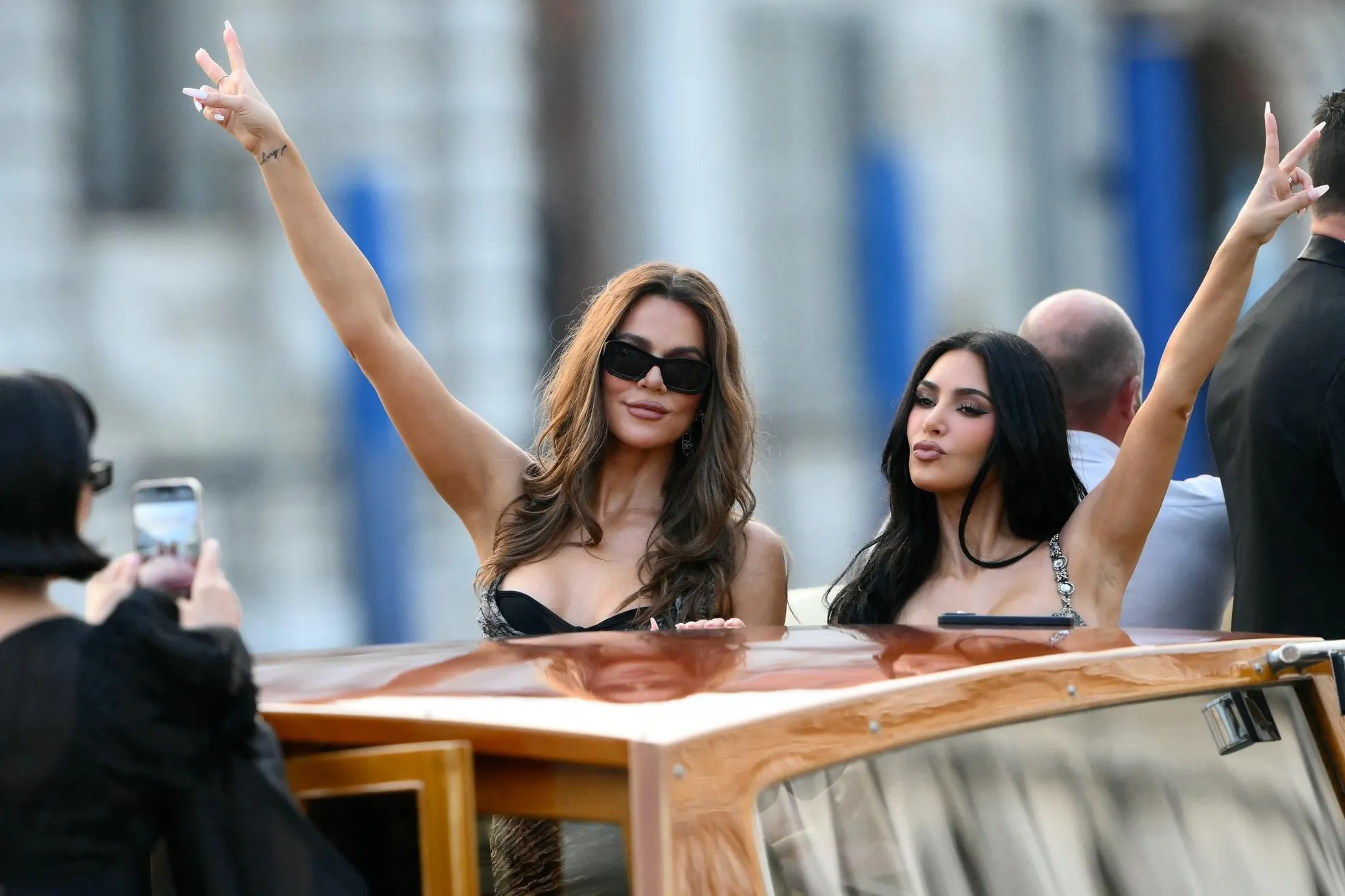 Khách mời VIP Kim và Khloé Kardashian