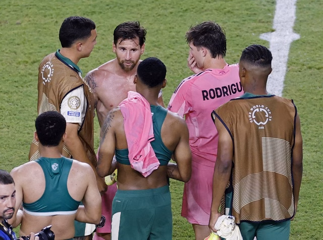 Cầu thủ Palmeiras xin đổi áo với Messi sau trận Cầu thủ Palmeiras xin đổi áo với Messi