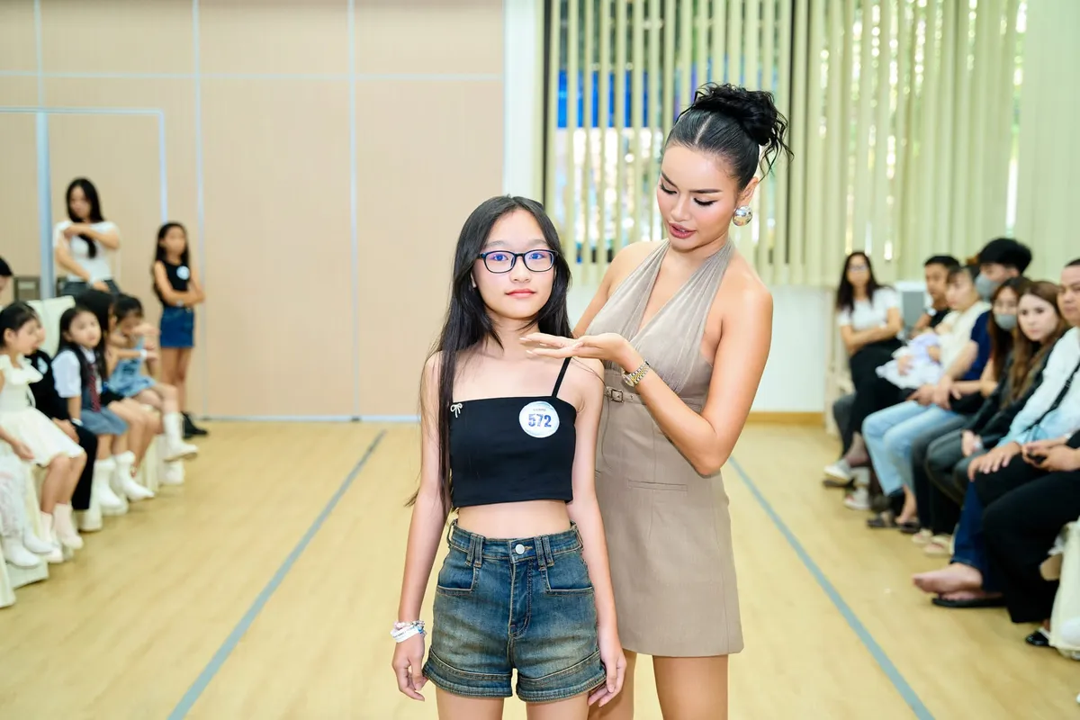 Á hậu Mook Karnruethai Tassabut hướng dẫn trẻ em trình diễn thời trang Á hậu Mook Karnruethai Tassabut hướng dẫn trẻ em trình diễn thời trang