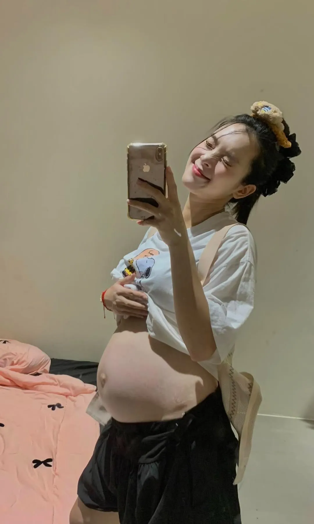Quỳnh Lương Quỳnh Lương khoe bụng bầu