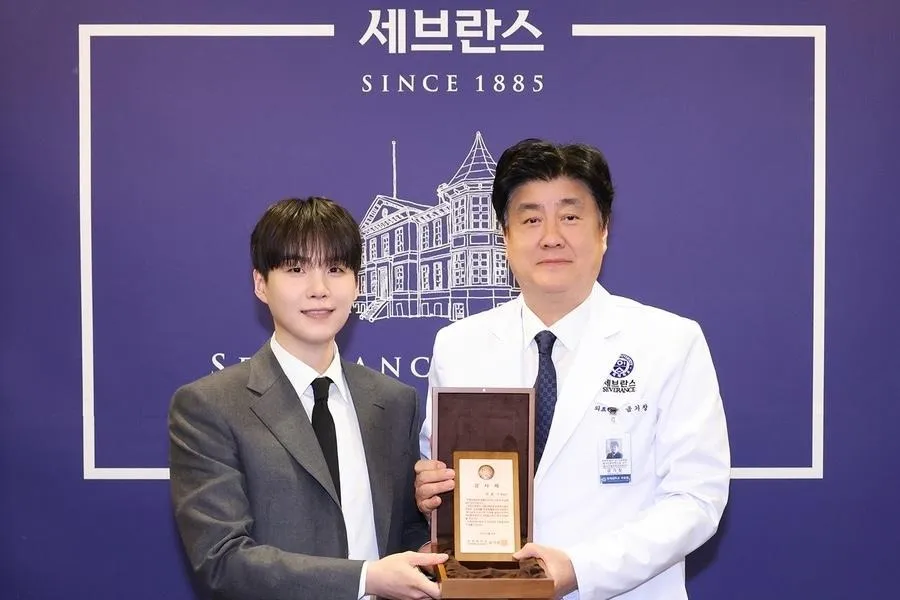 Suga trao 5 tỷ won tiền quyên góp cho Bệnh viện Severance