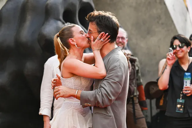 Nụ hôn gây tranh cãi lần hai Jonathan Bailey và Scarlett Johansson hôn nhau lần thứ hai