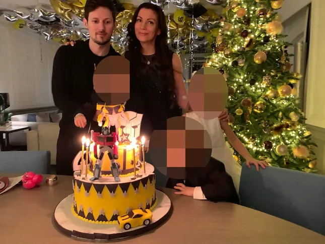Pavel Durov bên Irina Bolgar và các con Pavel Durov và gia đình