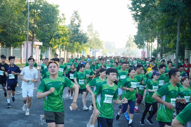 Vận động viên tham gia giải marathon quốc tế Hậu Giang Vận động viên tham gia giải marathon quốc tế Hậu Giang