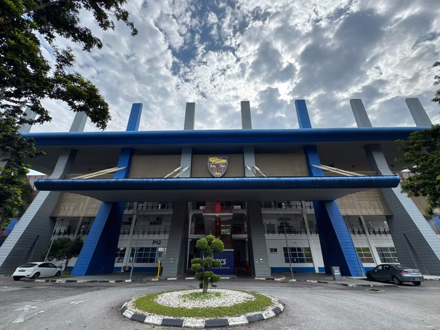Đội tuyển Việt Nam chuyển sân 'sang, xịn, mịn', không phải vừa tập vừa... ngắm ô tô- Ảnh3. Khác với buổi tập hôm qua, đội tuyển Việt Nam được tập ở sân UM Arena đẳng cấp và chất lượng hơn.