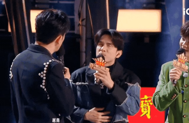 Đan Trường khiến Tô Hữu Bằng 'xịt keo đứng hình' Đan Trường và Tô Hữu Bằng trên chương trình Sing! Asia