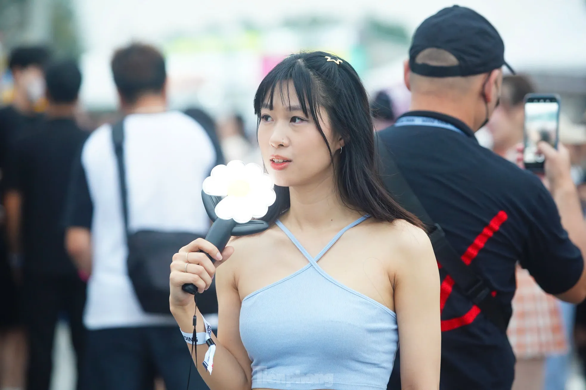 Fan Kpop với trang phục và phụ kiện Fan Kpop ăn mặc sặc sỡ