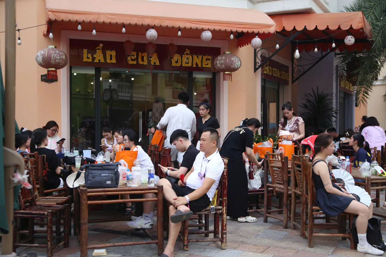 Khán giả nữ trang điểm xúng xính Khán giả nữ trang điểm xúng xính